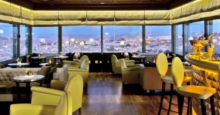 Tea rooms in Fez: where to enjoy pastries + mint tea (vibes, prices, etiquette)