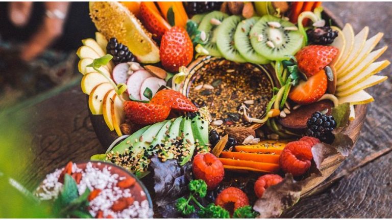 Assiette healthy colorée servie dans un restaurant bien-être à Agadir, composée de fruits frais, avocat, graines et superfoods.