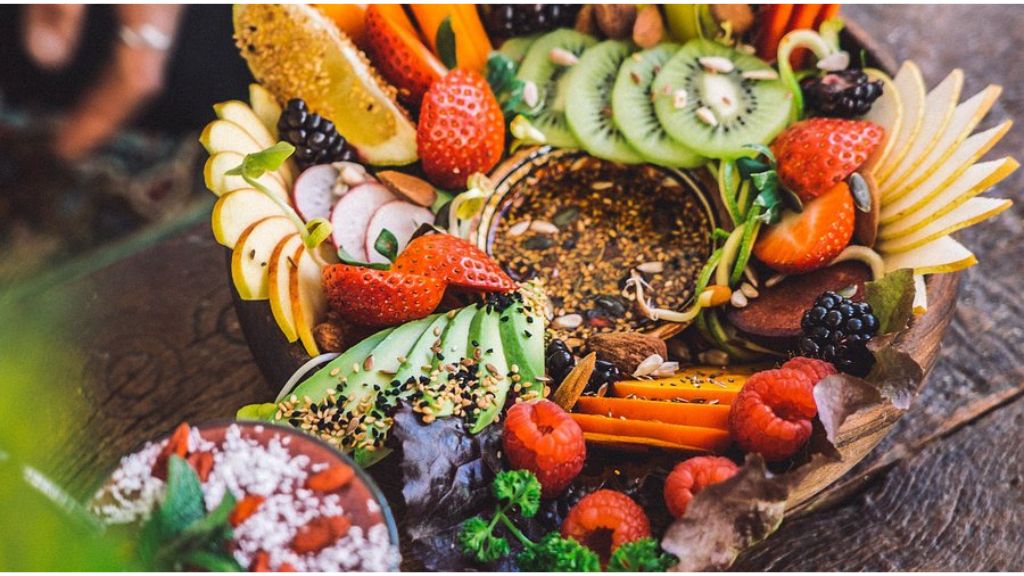 Assiette healthy colorée servie dans un restaurant bien-être à Agadir, composée de fruits frais, avocat, graines et superfoods.